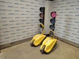 deux feux tricolores jaunes placés l'un à côté de l'autre