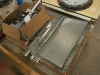 une boîte en verre et une horloge posées sur une palette