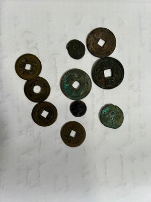 quelques vieilles pièces de monnaie sont posées sur une table avec un fond blanc