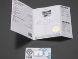 un passeport et une carte posés sur une table