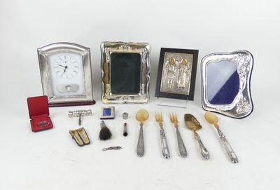 beaucoup d'argenterie et une horloge sur la table
