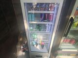 un réfrigérateur ouvert contenant des boissons
