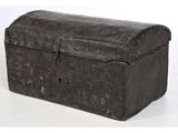 une vieille malle en bois avec un couvercle, posée sur une surface blanche