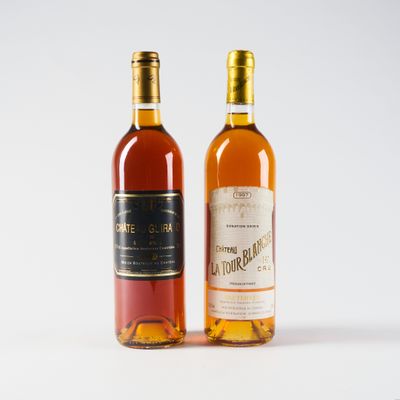 deux bouteilles de vin posées l'une à côté de l'autre sur une surface blanche