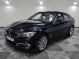 La berline BMW Série 3 est garée sur un sol à damier.