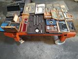une table sur laquelle sont posés de nombreux outils