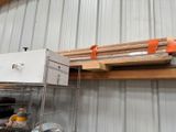 une étagère sur laquelle se trouve un tas de bois