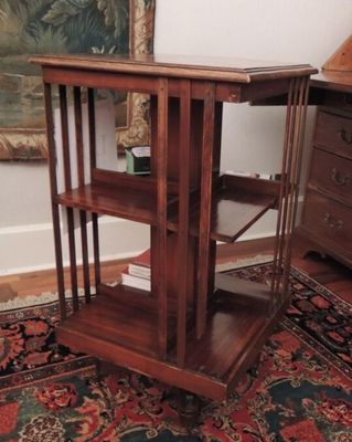 une petite table en bois sur laquelle est posée une étagère à livres