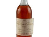 gros plan d'une bouteille de vin sur fond blanc