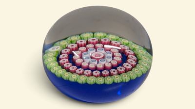 une boule en verre bleue ornée d'un motif coloré