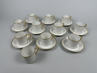un ensemble de tasses et de soucoupes posées sur une table