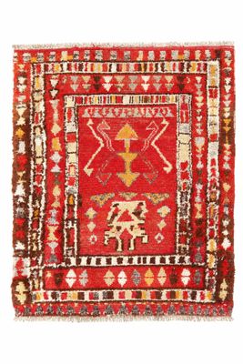 un tapis rouge et jaune avec un motif dessus