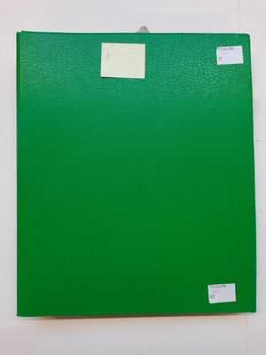 une image représentant un morceau de papier vert sur lequel est collé un autocollant