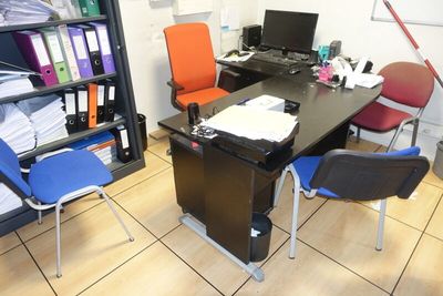 un bureau avec deux chaises et un ordinateur dessus