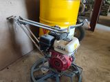 une machine posée sur le sol du garage