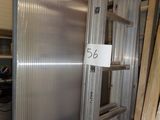 une porte métallique sur laquelle est accrochée une pancarte, dans une pièce