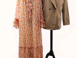 deux robes sur un mannequin sont placées à côté d'un costume sur un autre mannequin