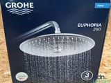 un gros plan d'une boîte contenant une pomme de douche