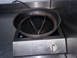 une poêle posée sur une cuisinière dans une cuisine