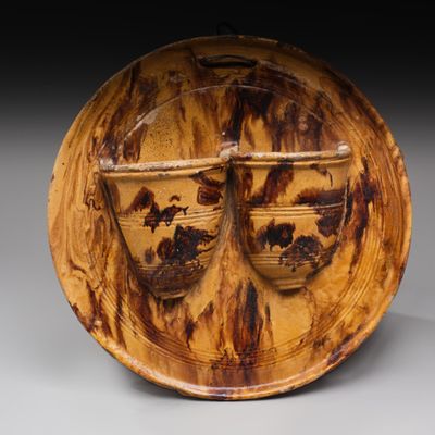 un plateau en bois sur lequel sont posés deux vases