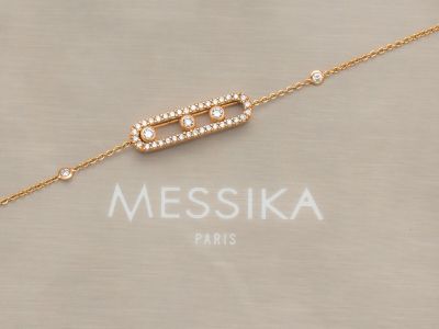 Gros plan sur un bracelet en or orné de diamants