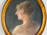 portrait d'une femme en robe blanche dans un cadre doré