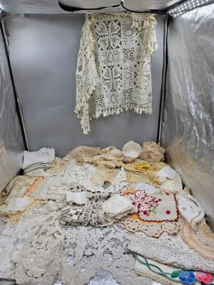 une petite pièce avec plein de napperons par terre