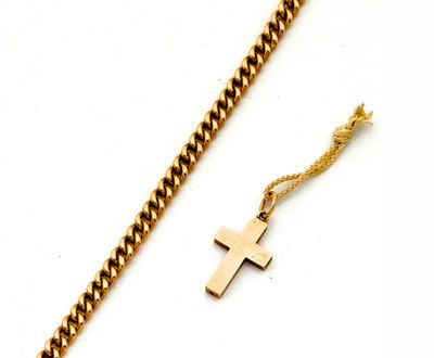 une chaîne en or avec une croix et une chaîne en or avec une croix