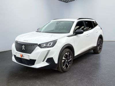 Le SUV blanc est garé dans un showroom au sol noir.