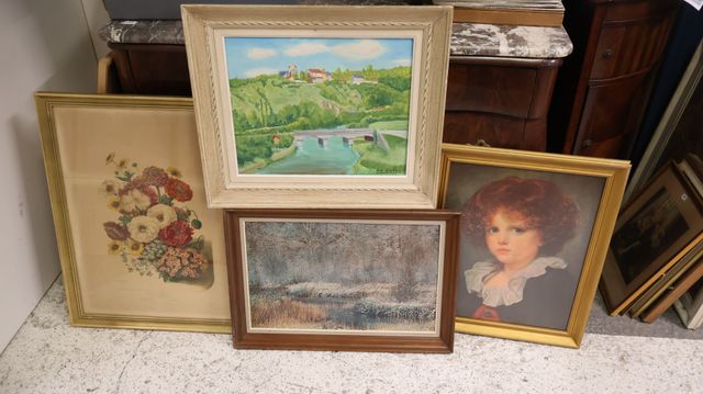 Lot de 3 tableaux décoratifs. Joint 1 huile sur toile. 