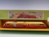 une boîte contenant un petit train, posée sur une table