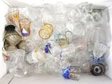 une boîte remplie de gobelets et de verres en plastique vides