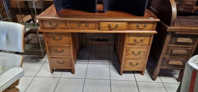 un bureau sur lequel est posé un miroir, dans une pièce