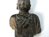 l'image d'une statue d'un homme avec un chapeau sur la tête