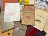 de nombreux livres qui se trouvent ensemble sur la table