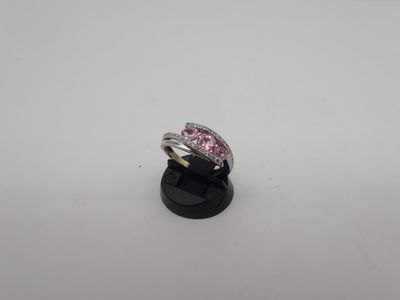 Bague en or gris, saphirs roses et petits diamants, poids 2,…