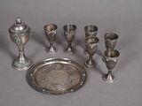 un plateau en argent avec des tasses en argent et un plateau en argent sur lequel sont posées des tasses en argent