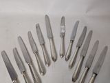 a lot of knives that are arranged in a circle
