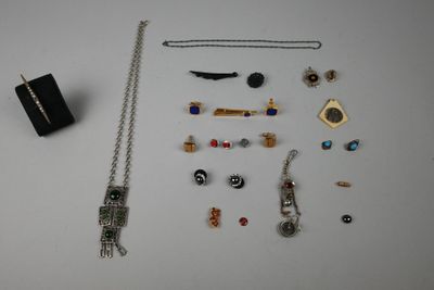 beaucoup de bijoux posés sur la table