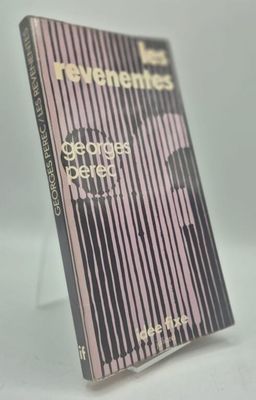 une image représentant un livre à la couverture rose posé sur une surface blanche