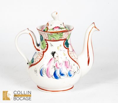 une théière blanche ornée d'un motif coloré