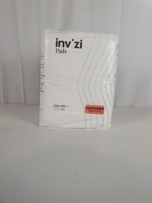 une photo d'un paquet de serviettes hygiéniques « Invi Zi » posé sur une table
