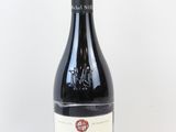 une bouteille de vin posée sur une table