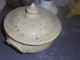 un pot posé sur une table à côté de deux vases