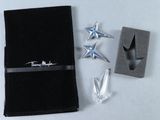 une serviette, un porte-serviette, des ciseaux et d'autres objets qui se trouvent sur la table