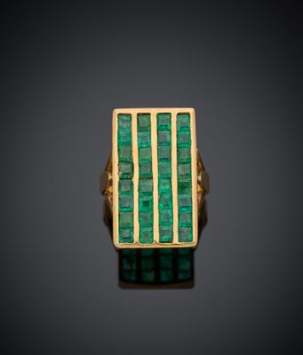 une bague en émeraude et or, par personne