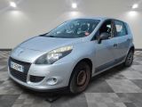 la petite voiture argentée est garée dans une grande pièce