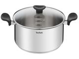 un gros plan d'une casserole en acier inoxydable sur fond blanc