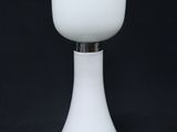 lampe de table blanche sur fond noir, avec un cordon blanc