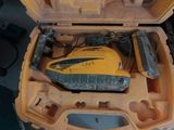 une mallette jaune contenant des outils, posée sur une table
